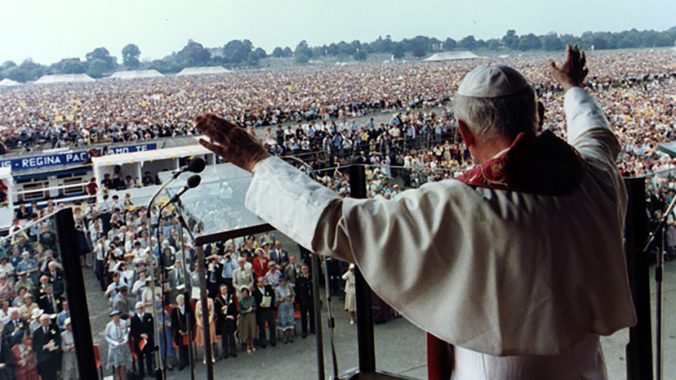 John Paul II celebrates Mass at York Racecourse